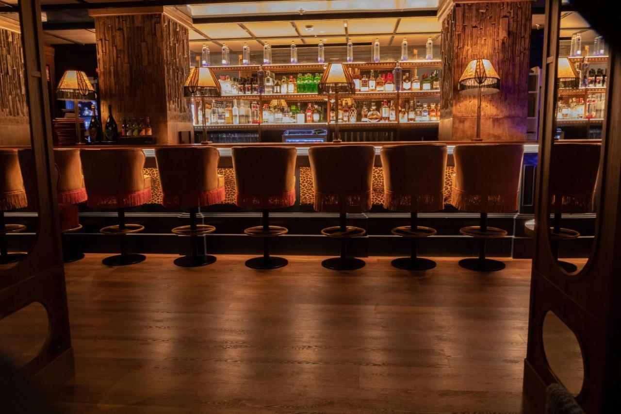 Bless Hotel Madrid - The Leading Hotels Of The World Bagian luar foto The bar at the restaurant