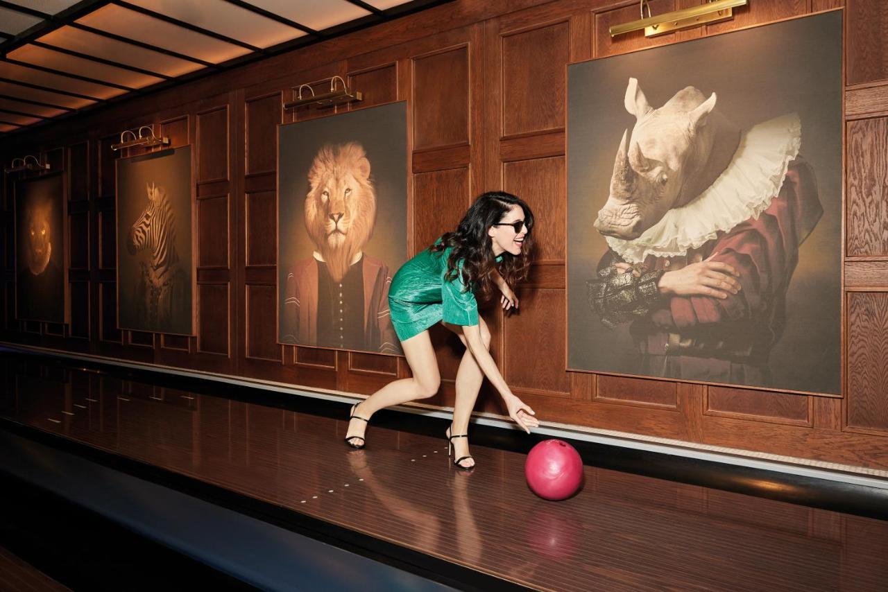 Bless Hotel Madrid - The Leading Hotels Of The World Bagian luar foto A woman bowling