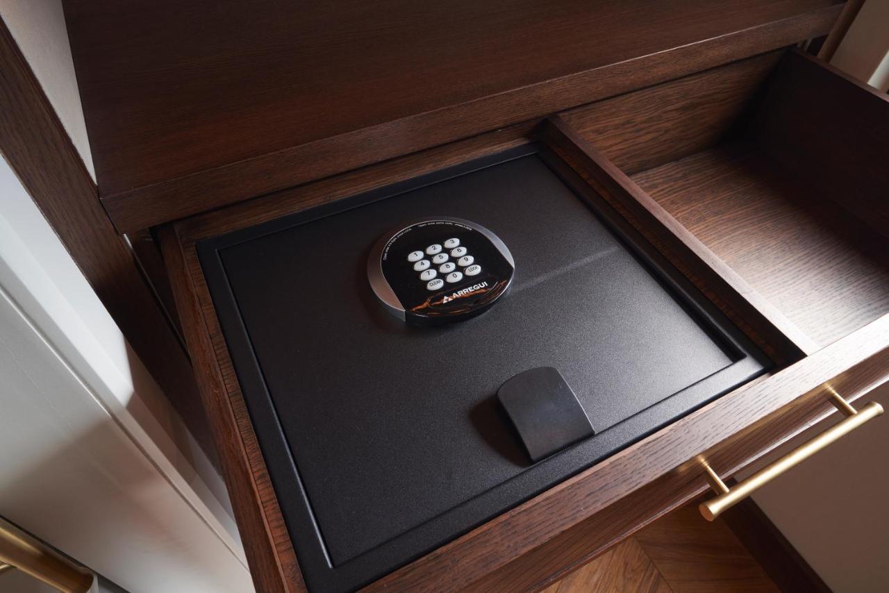 Bless Hotel Madrid - The Leading Hotels Of The World Bagian luar foto A safe in a hotel room
