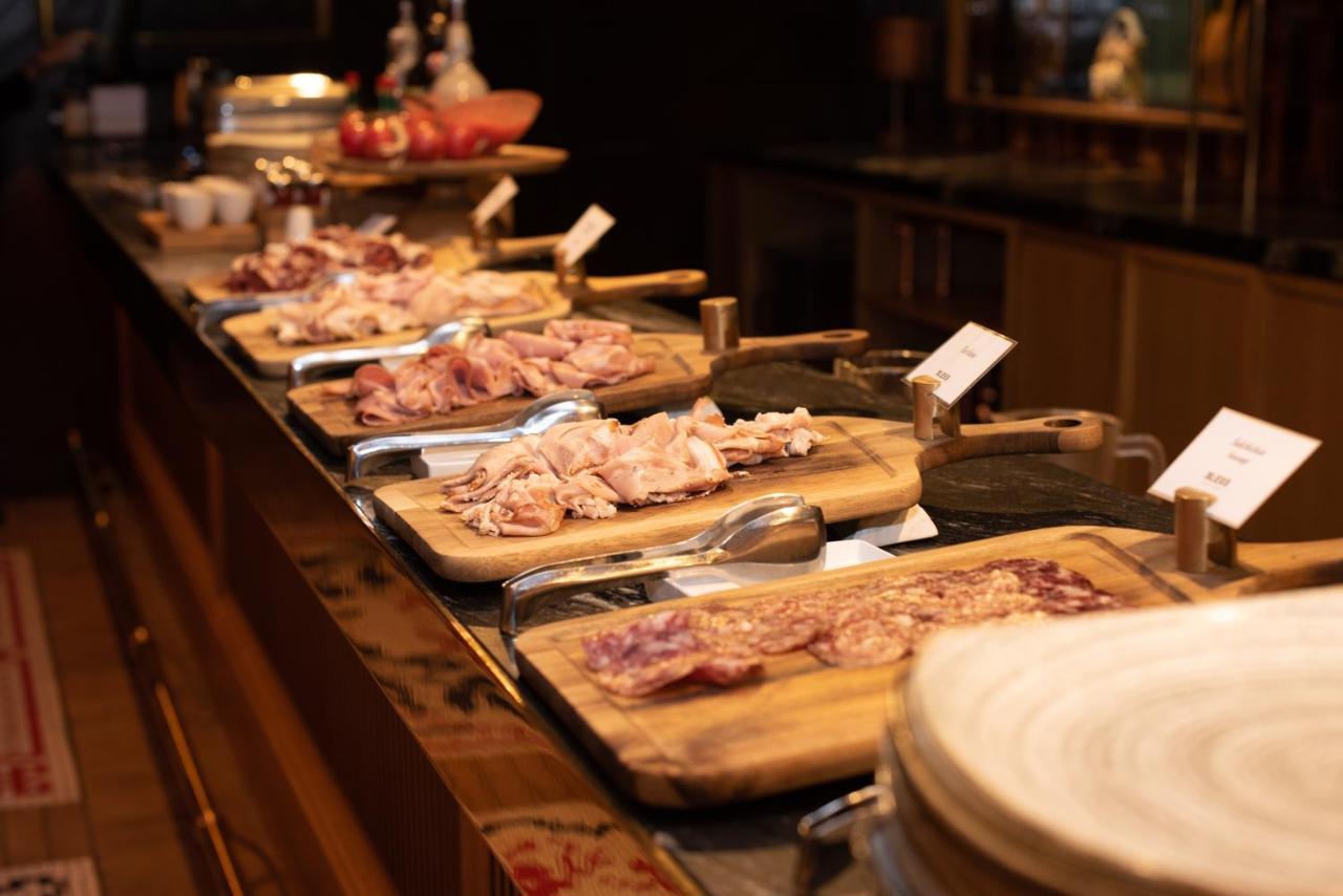 Bless Hotel Madrid - The Leading Hotels Of The World Bagian luar foto A buffet at a restaurant