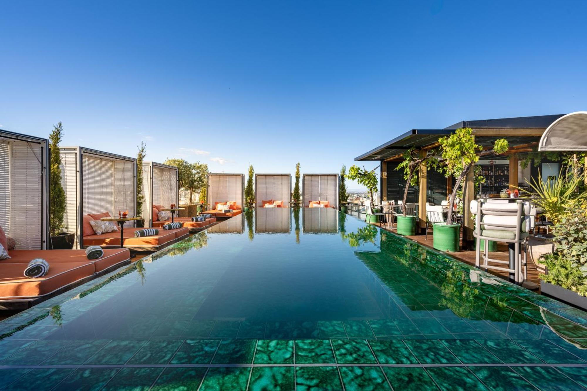 Bless Hotel Madrid - The Leading Hotels Of The World Bagian luar foto The rooftop pool at the hotel
